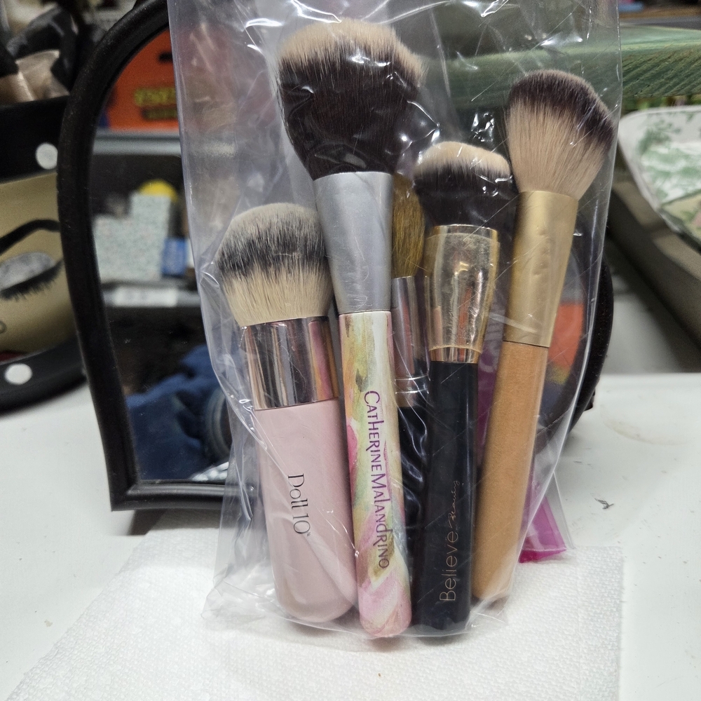 6 Pc. Assorted Makeup Brush Set in Pink, Gold, Black